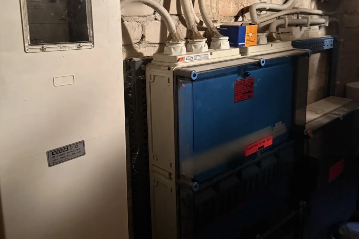 Elektro-Hauptverteilung und Zählerschrank im Keller einer Bestandsanlage