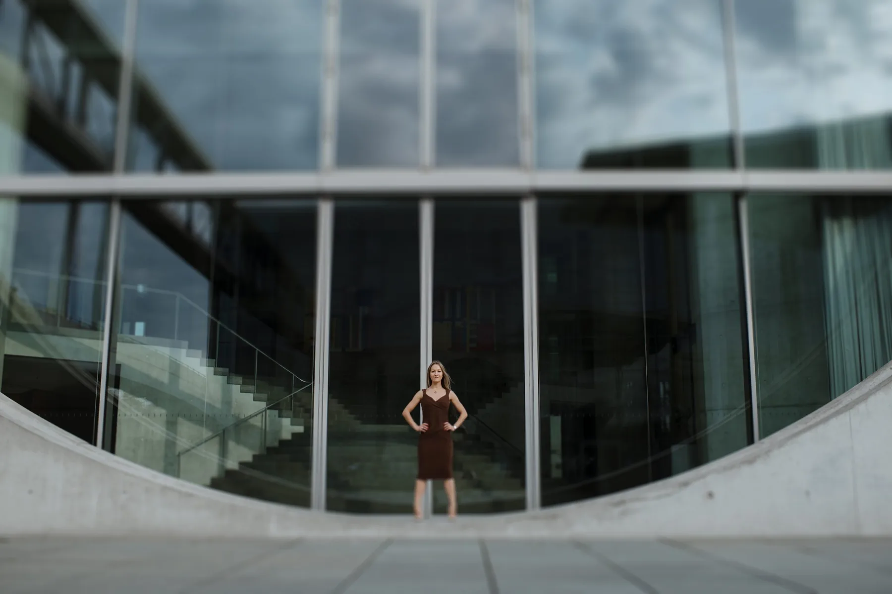 Kristina Hagewald vor moderner Architektur in Berlin